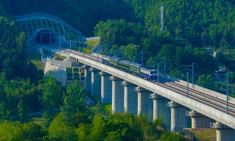 5月18日6時52分，隨著首趟檢測列車從桐廬東站開出，沿著杭溫高鐵駛向溫州北站方向進行軌道、接觸網(wǎng)和電務設備檢測，中國中鐵旗下中鐵電氣化局參建的杭溫高鐵正式進入聯(lián)調(diào)聯(lián)試階段。
