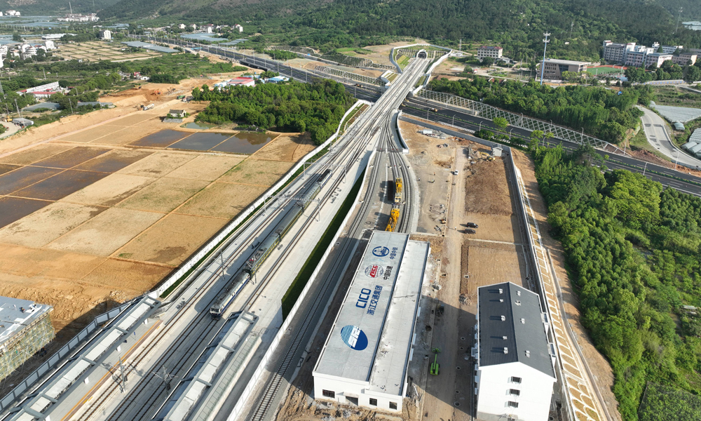 聯(lián)調(diào)聯(lián)試分為動車組逐級提速測試、信號系統(tǒng)測試、全線拉通試驗等階段，將對軌道、路基、橋隧等進行綜合評估及動力試驗，完成線路、供電、通信、信號、客服等系統(tǒng)數(shù)據(jù)采集驗證，為最終開通運營夯實基礎。