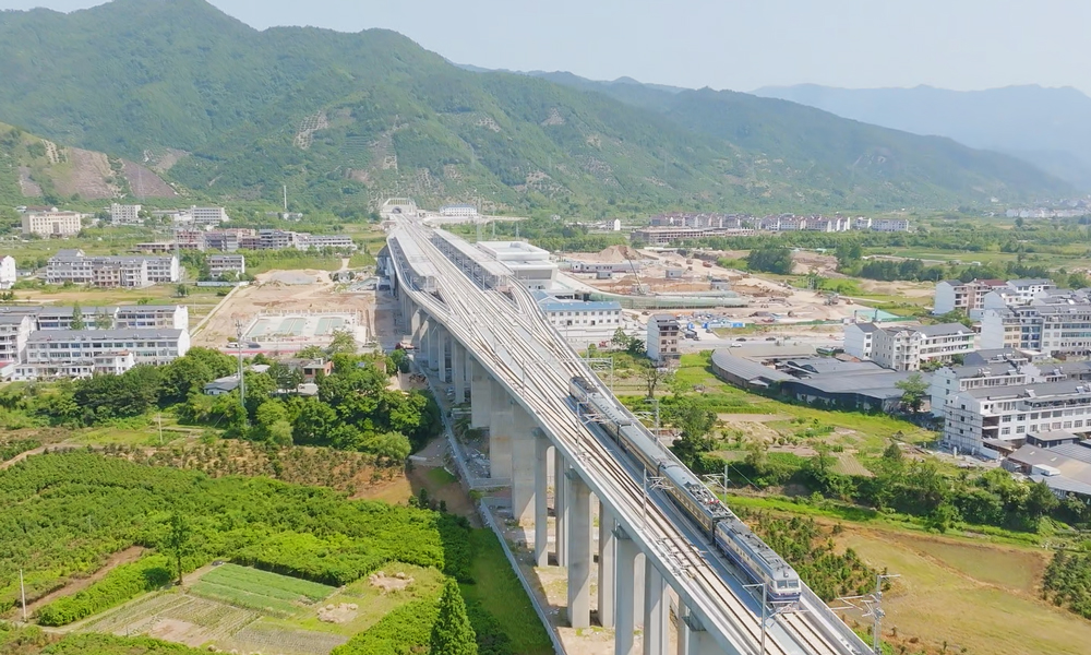 據(jù)悉，杭溫高鐵是長三角城際鐵路網(wǎng)的重要組成部分，是浙江省內(nèi)實現(xiàn)杭州、金華-義烏和溫州三大都市圈1小時到達的最快捷通道。建成運營后，杭州、金華、臺州、溫州等地豐富的旅游資源將串聯(lián)成線，仙居、磐安、東陽、浦江等地將正式邁入高鐵時代。