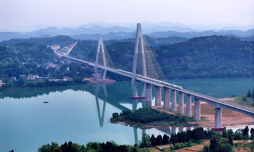 5月21日8時25分，隨著55852次試驗動車組從南充北站緩緩駛出，這標志著由中國鐵建旗下鐵五院總體設計，中鐵十二局、中鐵十八局、中鐵二十一局、鐵四院參與建設的新建漢中至巴中至南充鐵路南充至巴中段（以下簡稱：巴南高鐵），正式進入運行試驗階段。圖為列車通巴南高鐵嘉陵江大橋。