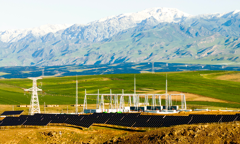 中國綠發(fā)新疆中綠電尼勒克400萬千瓦風(fēng)電光伏項(xiàng)目位于新疆伊犁哈薩克自治州尼勒克縣，總裝機(jī)容量達(dá)400萬千瓦，全部建成投運(yùn)后，可節(jié)約原煤229.43萬噸，減少二氧化碳排放量626.60萬噸。