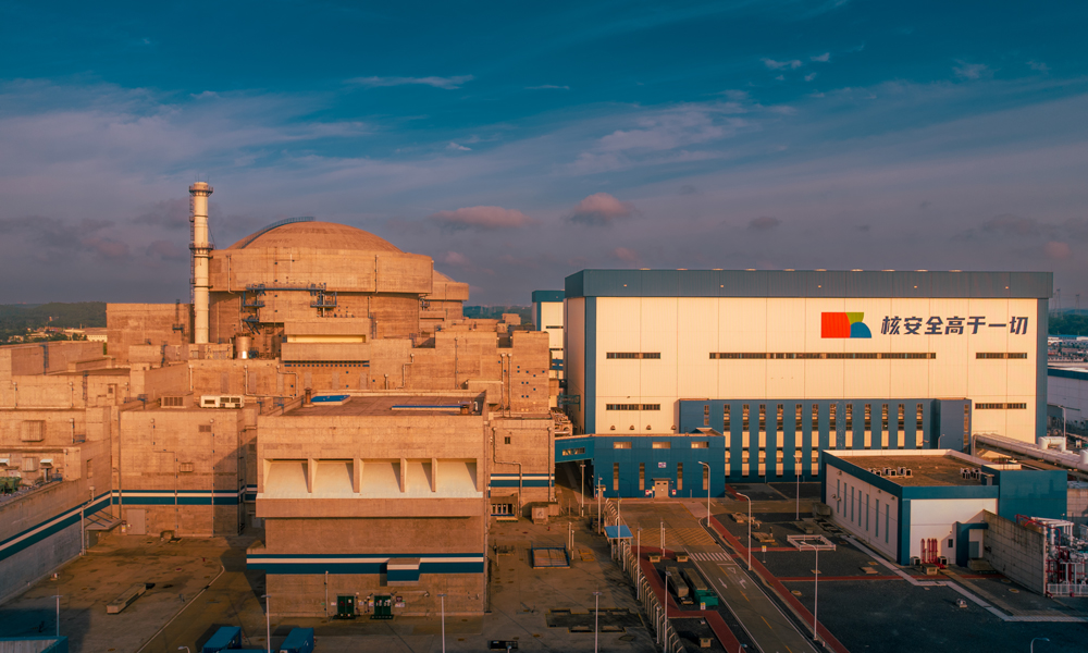 防城港核電站二期工程3、4號(hào)機(jī)組采用我國自主三代核電技術(shù)“華龍一號(hào)”。其中，防城港核電站3號(hào)機(jī)組已于2023年3月25日投產(chǎn)發(fā)電，從裝料到商運(yùn)零非計(jì)劃停機(jī)停堆，首循能力因子達(dá)98.36%，創(chuàng)國內(nèi)三代堆最優(yōu)紀(jì)錄。