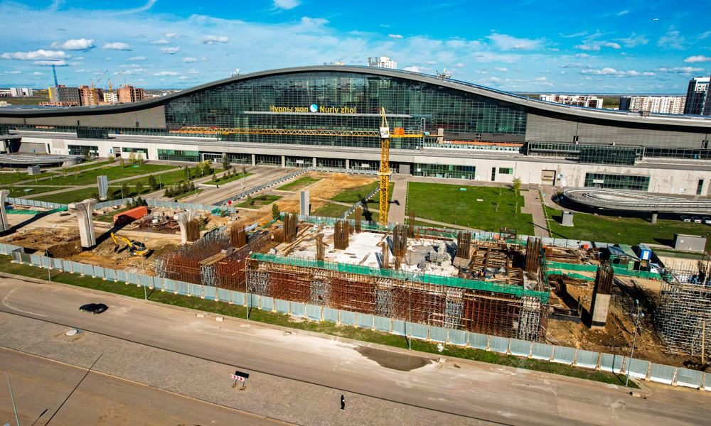 哈薩克斯坦阿斯塔納輕軌路線串聯(lián)了國際機場、納扎爾巴耶夫大學(xué)、世博園、阿斯塔納大清真寺、阿布扎比廣場、國防部、總統(tǒng)府、國家信息技術(shù)中心、中央音樂大廳、國家博物館、新火車站等地標建筑和重點功能區(qū)，是中哈共建“一帶一路”的代表性工程。圖為正在建設(shè)中的輕軌118車站連通著阿斯塔納新火車站，建成后將實現(xiàn)輕軌與新火車站便捷換乘。