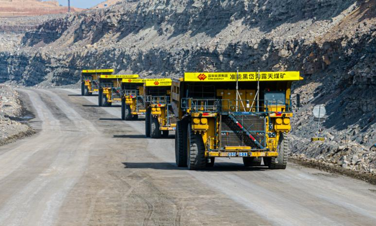 國家能源集團準(zhǔn)能集團黑岱溝露天煤礦位于內(nèi)蒙古準(zhǔn)格爾煤田中部，是我國自行設(shè)計、自行施工的特大型露天煤礦，現(xiàn)核定生產(chǎn)能力3400萬噸/年。多年來，該礦以科技賦能安全生產(chǎn)，在科技保安、打造安全高效智能綠色礦山方面取得優(yōu)異成績。準(zhǔn)能集團黑岱溝露天煤礦作為國家首批智能化示范煤礦，以“減人、增安、提效”為目標(biāo)，采用國內(nèi)自主研發(fā)無人駕駛系統(tǒng)，實現(xiàn)300噸級礦用卡車多編組無人駕駛。圖為無人駕駛卡車正在進行多編組運行。包文學(xué) 攝