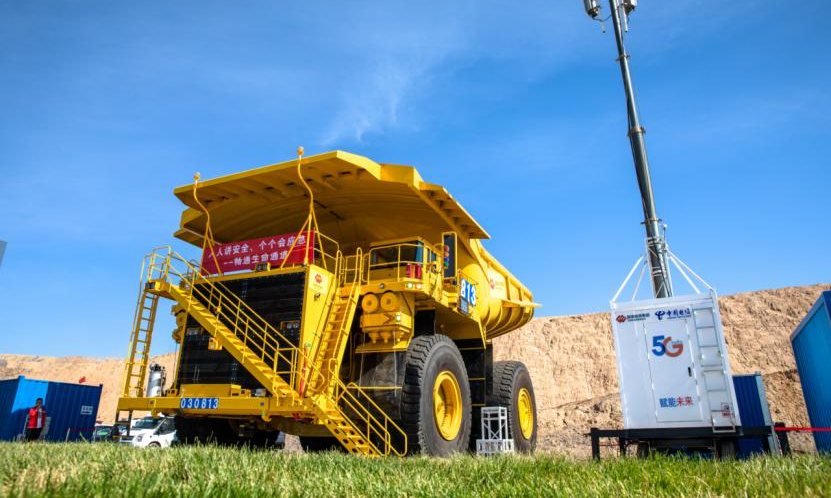 在準(zhǔn)能集團黑岱溝露天煤礦坑下，5G通信應(yīng)用于300噸級國內(nèi)最大的無人駕駛卡車。該礦已累計建設(shè)48座5G基站、部署兩套5G核心網(wǎng)互為主備，實現(xiàn)了辦公區(qū)及坑下無人駕駛作業(yè)區(qū)域5G網(wǎng)絡(luò)的全覆蓋，并實現(xiàn)了視頻監(jiān)控、工業(yè)網(wǎng)絡(luò)、辦公網(wǎng)絡(luò)10G高速通信，為智能化建設(shè)奠定了堅實的基礎(chǔ)。包文學(xué) 攝