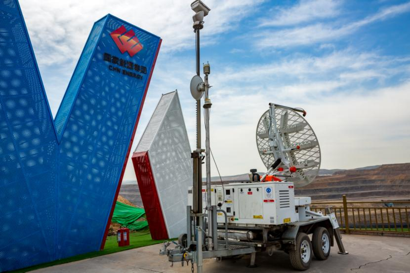 邊坡監(jiān)測雷達能實時獲取毫米級監(jiān)測數(shù)據(jù)，迅速識別潛在危險區(qū)域，準(zhǔn)確預(yù)測片幫、滑坡發(fā)生時間和范圍，可提前2至48小時發(fā)出預(yù)警，有效保證人員和設(shè)備第一時間撤離。該設(shè)備2009年在準(zhǔn)能集團黑岱溝露天煤礦應(yīng)用以來，預(yù)警精準(zhǔn)率達100%。黑岱溝露天煤礦構(gòu)建了“設(shè)計+監(jiān)測+應(yīng)急”三重防控機制，運用三維真實孔徑雷達和北斗邊坡監(jiān)測系統(tǒng)，實現(xiàn)全天候監(jiān)測。圖為邊坡監(jiān)測雷達在實時監(jiān)測黑岱溝露天煤礦邊坡情況。李瑞榮 攝