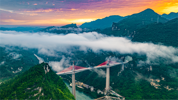 磨寨烏江特大橋是亞洲第一高墩矮塔斜拉橋，位于重慶市彭水縣，跨越烏江后上跨G211國道，全長708米，最大墩高216米，橋塔高44米，索塔頂距離烏江水面約320米，為典型的超高墩、大截面，地處烏江“V”字形深切河谷、地勢陡峭，設計施工難度大。