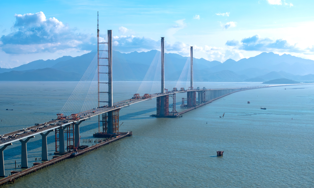 6月19日，經(jīng)過對位、精調(diào)、焊接等一系列工序，中國中鐵旗下中鐵大橋局、中鐵工業(yè)參建的黃茅海跨海通道項目黃茅海大橋以“毫米級”精度合龍。此前，黃茅海跨海通道另一座主橋高欄港大橋已于3月20日合龍，至此黃茅海跨海通道全線正式貫通。