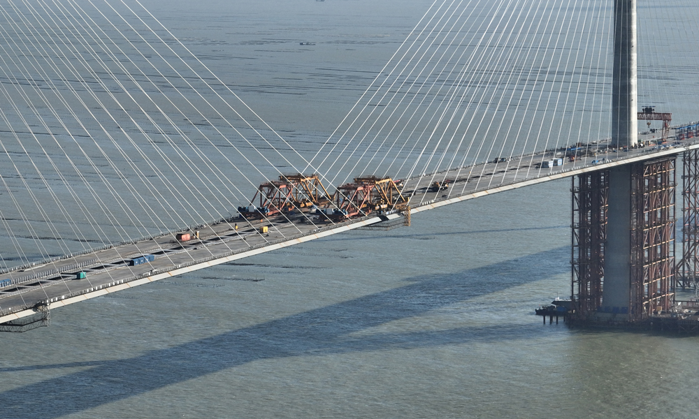 黃茅海大橋跨越黃茅海海域的兩條航道，采用3塔2跨設(shè)計，是一座獨柱式雙索面全漂浮體系斜拉橋。大橋單孔跨徑720米，橋梁全長2200米，共計16種梁段類型，最重鋼箱梁達420噸。大橋橋面采用分體式鋼箱梁設(shè)計，由兩個鋼箱梁及橫向連接箱組成，橋面總寬50.4米，是分體式鋼箱梁在廣東省內(nèi)首次大規(guī)模應(yīng)用。