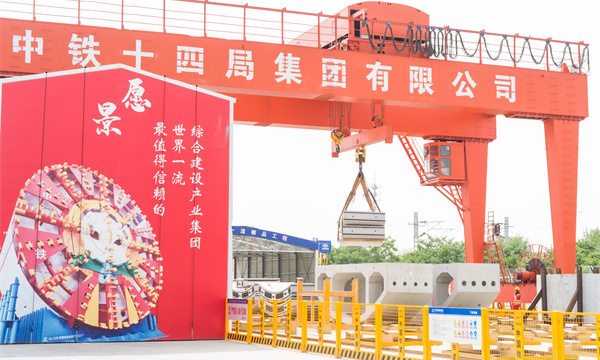 京唐城際鐵路是服務(wù)于環(huán)渤海及京津冀地區(qū)的一條重要城際高速鐵路，線路起自北京城市副中心綜合交通樞紐站，終至河北省唐山市既有唐山站，線路全長約148.7公里，設(shè)計最高時速350公里。其中，京唐城際鐵路燕郊至唐山段已于2022年12月30日開通運(yùn)營；二期工程北京副中心段目前正在加速推進(jìn)。圖為隧道管片吊運(yùn)現(xiàn)場。