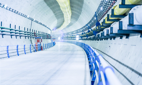 京唐城際鐵路運(yùn)潮減河隧道長1.3公里，國產(chǎn)超大泥水平衡盾構(gòu)機(jī)“京通號”開挖直徑達(dá)13.3米，是目前北京地區(qū)直徑最大的高鐵盾構(gòu)隧道。施工中，“京通號”盾構(gòu)機(jī)穿越高密實(shí)的中砂地層，掘進(jìn)線路北側(cè)鄰近既有京哈鐵路線，最近水平距離僅為19米，京哈鐵路線平均每5至15分鐘就有一輛列車經(jīng)過，施工難度和技術(shù)要求極高。圖為成型后的隧道內(nèi)景。