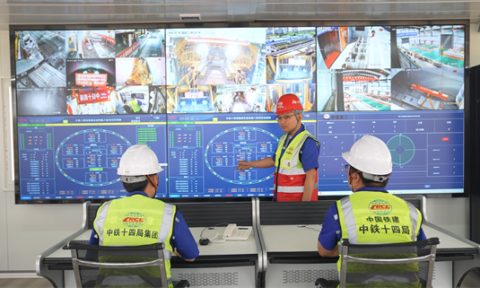 未來，待京唐城際鐵路北京副中心段完工后，從唐山站可直達(dá)北京城市副中心站，對貫徹落實(shí)京津冀協(xié)同發(fā)展戰(zhàn)略、提升區(qū)域整體經(jīng)濟(jì)競爭力、完善國家干線高速客運(yùn)網(wǎng)絡(luò)布局具有重要意義。圖為項(xiàng)目數(shù)字化智慧指揮中心。