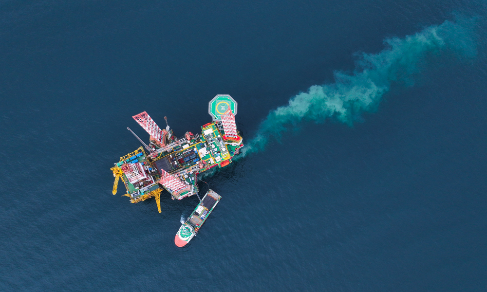 7月1日，我國海上首個全方位綠色設計油田群——烏石23-5油田群建成投產，產量可觀。烏石23-5油田群開發項目位于北部灣海域，平均水深約28米，新建2座井口平臺，對烏石陸地終端進行改擴建。計劃投產開發井43口，其中采油井28口，注水井15口，油品性質為輕質原油。圖為烏石23-5平臺俯瞰圖。