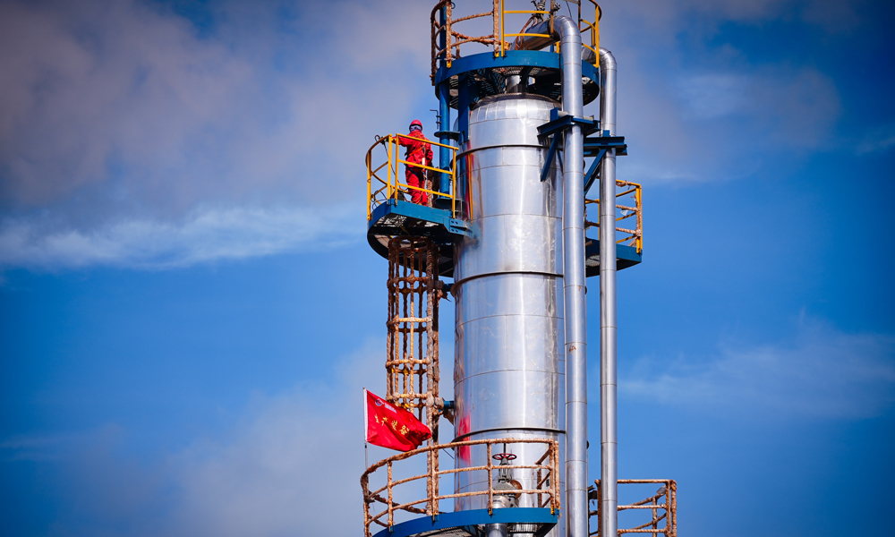 中國海油創新舉措，從投產前的開發設計、工程建設，到投產后的日常運維，全程全面落實綠色低碳理念，為我國能源行業綠色低碳轉型提供示范。圖為烏石23-5油田群平臺作業人員在高處作業。