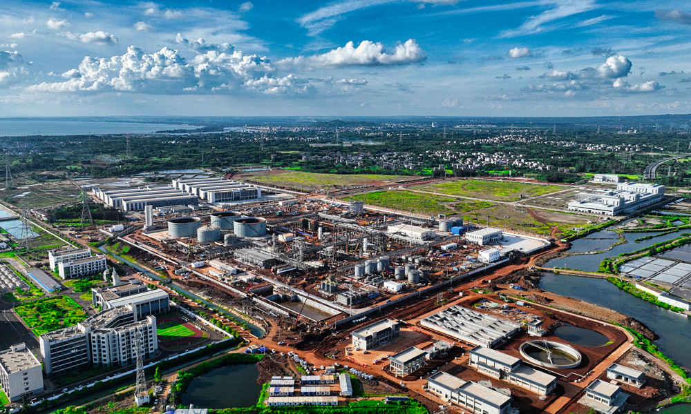 歷經40余年勘探、8年方案設計、1年多工程建設，烏石23-5油田的豐收讓海油人的“烏石夢”一朝成真，為我國能源綠色低碳發展再添堅實助力。圖為烏石23-5油田群終端全景。