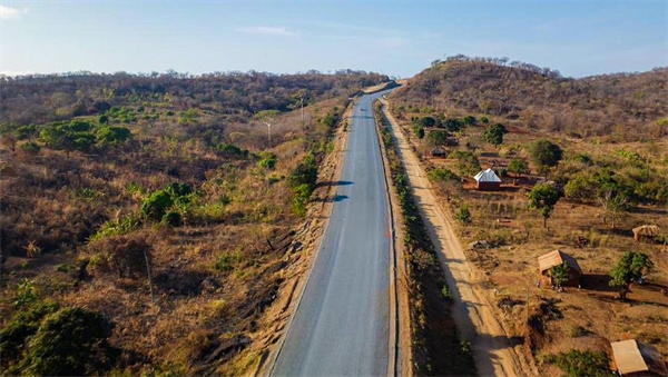 中鐵十五局三公司坦桑林迪53.2公里道路升級項目，位于坦桑尼亞林迪省萬瓦區，道路總長 53.2公里，主要包括路基、路面、涵洞及附屬工程。目前，該項目正在開展表處路面附屬防護施工。項目為當地工人提供用工崗位174個，培養了一大批優秀技術人才，同時積極履行社會責任，雨季期間為坦桑搶險道路7處，保障了當地居民的出行與交通運輸。項目建成后將大大提高既有道路運輸能力，提高項目沿線的農業采礦和牲畜潛力，促進地區經濟增長。