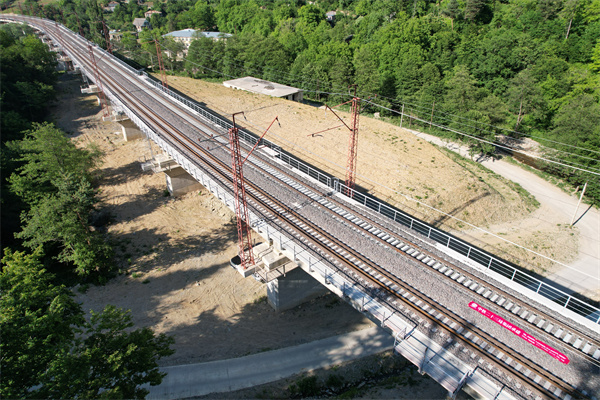 由中鐵二十三局承建的格魯吉亞現代化鐵路工程項目全長40.85公里，全線設置隧道6座，橋梁10座，涵洞54座，挖填方量約400萬方。該項目屬于高加索區域鐵路網的重要組成部分，建成后將大大縮短格魯吉亞首都第比利斯至黑海之濱巴統市的時空距離，進一步提升格魯吉亞鐵路貨運過境量，對格魯吉亞及周邊國家經濟發展產生重要影響。該項目主體工程已完全移交，目前正在加快完成收尾工作，預計今年10月正式通車運營。