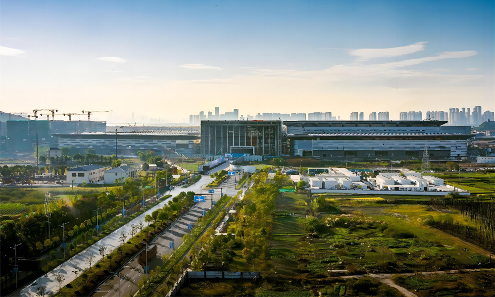 近日，由中國建筑旗下中建四局承建的浙江最大新一代會展綜合體——杭州大會展中心一期項目正式竣工交付，將在今年9月迎接第三屆全球數(shù)字貿(mào)易博覽會“搬家入住”。項目占地面積35.3萬平方米，建筑面積約64.32萬平方米，建設(shè)內(nèi)容包括8個鋼結(jié)構(gòu)展廳、1個中央廊道以及東、西兩個登陸大廳，設(shè)置標(biāo)準(zhǔn)展廳、會議中心、商業(yè)配套、辦公設(shè)施等多種功能。其中凈展面積約15.5萬平方米，可設(shè)置5900個標(biāo)準(zhǔn)展位，規(guī)模浙江省第一、全國第五。