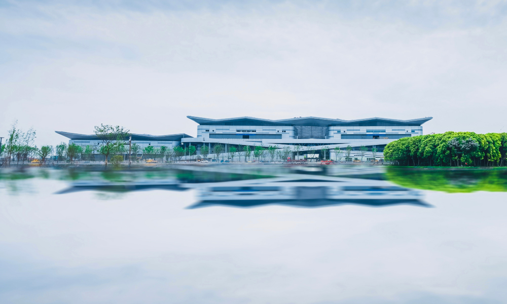 項目外觀以“風(fēng)帆”造型為整體設(shè)計，借用杭州精粹“杭扇、絲綢”的宏雅之氣，取山體厚重沉穩(wěn)之勢和江水靈動飄逸之形，凸顯山水韻、江南韻、杭州韻，一展錢塘之風(fēng)光，杭州之風(fēng)采。