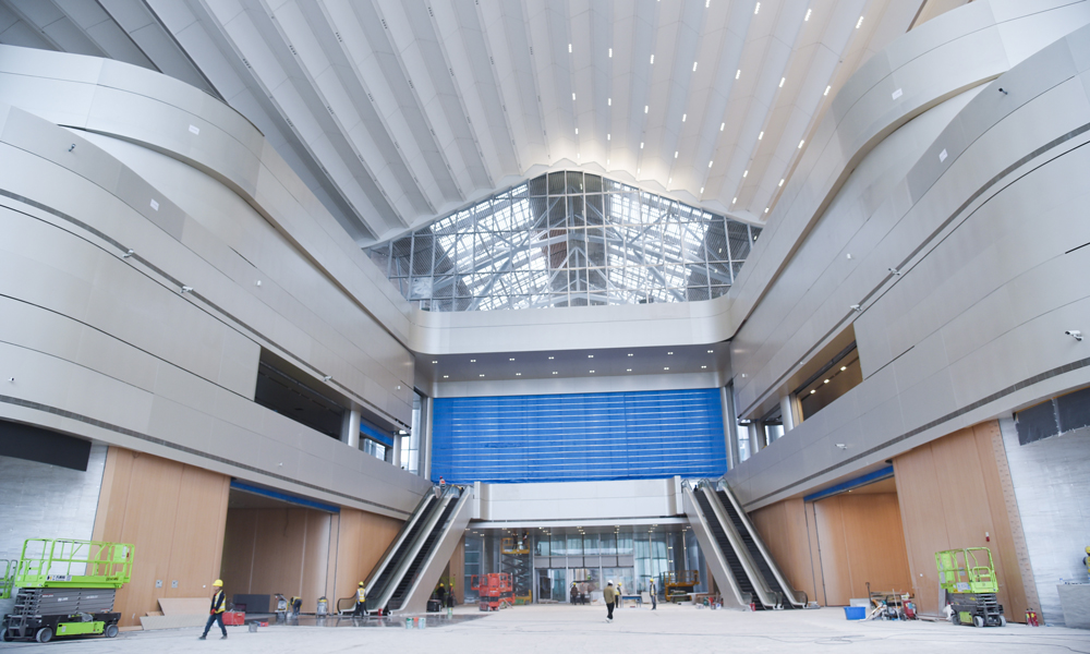 在建造方面，項目突出生態(tài)化、人性化，在場館內(nèi)采用降噪、空氣治理等方式，確保展陳空間舒適性，采用地上主體鋼結(jié)構(gòu)、屋面光伏發(fā)電等匠心智造，建成國內(nèi)首座WELL（健康建筑標(biāo)準(zhǔn)）認(rèn)證的綠色、循環(huán)、生態(tài)樣板館。