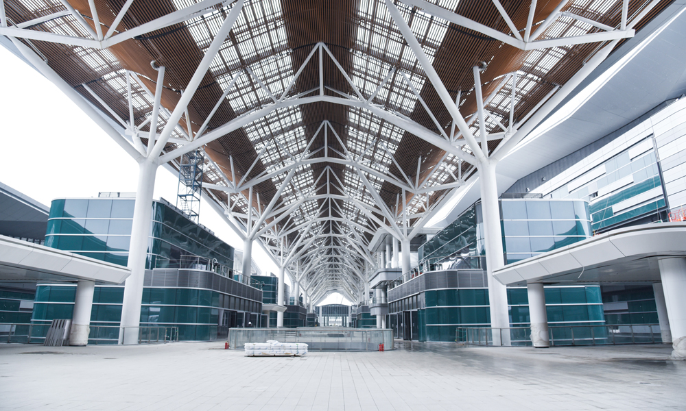 項目屋面采用大面積的“無柱式”施工，總面積為15.5萬平方米，如同22個足球場大，屋面鋼結(jié)構(gòu)總用鋼量12萬噸，規(guī)模國內(nèi)罕見。項目建設(shè)團隊采用大面積整體提升技術(shù)，發(fā)明了適用于復(fù)雜大跨度鋼屋蓋安裝的高周轉(zhuǎn)率工具式滑移胎架，研發(fā)了多層大跨鋼結(jié)構(gòu)倒裝法整體提升技術(shù)和大跨鋼結(jié)構(gòu)空間豎轉(zhuǎn)整體安裝技術(shù)，將總用鋼量12萬噸，單體跨度最高達81米的屋面桁架穩(wěn)固吊裝，打造錚錚“鋼筋鐵骨”。