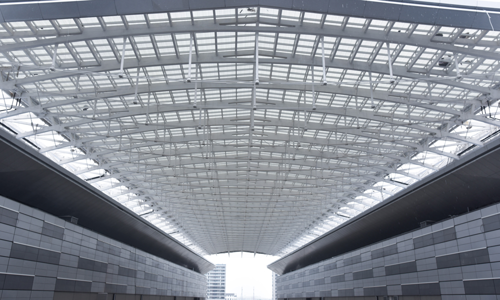 項目光伏屋頂總安裝面積約8000平方米，是目前為止浙江最大的大型公共建筑屋頂上大面積采用BIPV（光伏建筑一體化）玻璃的項目，其中一片屋頂由3300多塊碲化鎘光伏玻璃組成，總面積相當(dāng)于一個標(biāo)準(zhǔn)足球場大小。這一片“能發(fā)電的玻璃”能把光變成電，為屋頂穿上透明發(fā)電“外衣”，從而把屋頂變成電站。交付后，這片屋頂每年發(fā)電70多萬度，相當(dāng)于杭州大會展中心地下室和地上辦公的照明用電量，也相當(dāng)于在建筑物旁多種了3萬多棵樹。