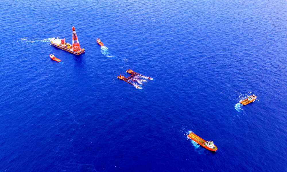 近日，在珠江口盆地，隨著最后一根鋼樁打入海底，西江30-2B鉆采平臺導管架海上安裝工作全部完成。這是我國首次成功實現海洋平臺導管架關鍵設備全面國產化，標志著我國海洋石油工程裝備國產化進入全新階段。圖為西江30-2B鉆采平臺導管架海上安裝現場。