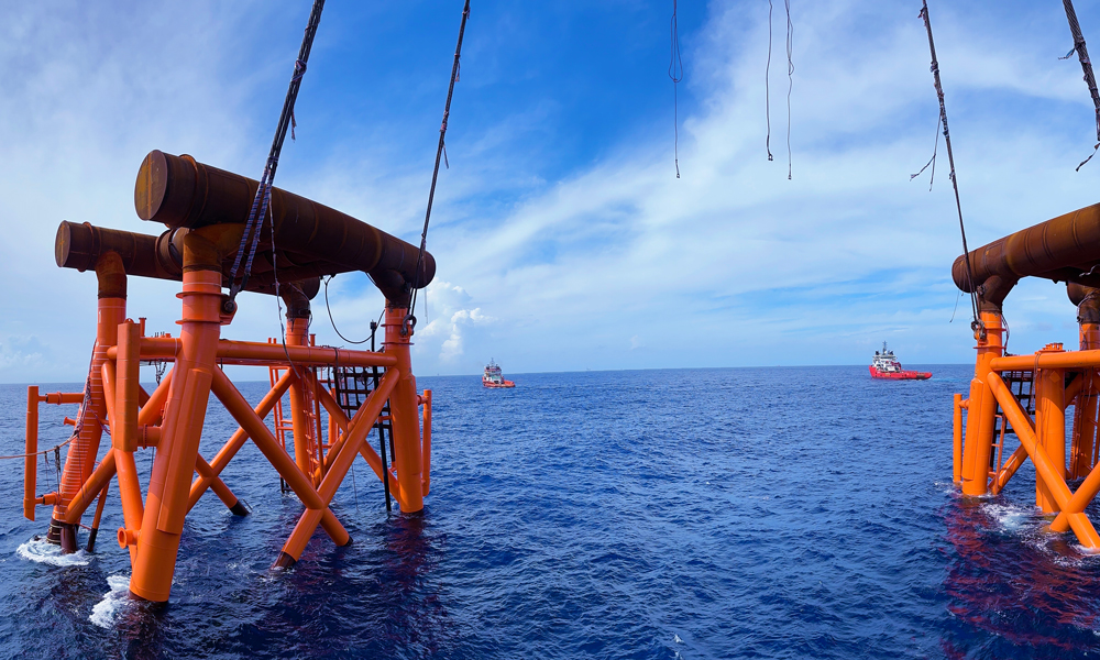 西江30-2B鉆采平臺導管架下水扶正現場。