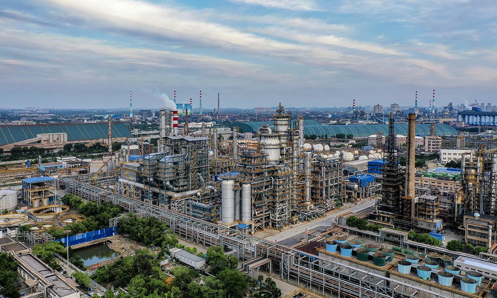 近日，中國石化所屬中韓石化新建的280萬噸/年催化裂化裝置正式投產，標志著該公司在綠色低碳轉型發展的道路上邁出了堅實的新步伐。據悉，該裝置為中韓石化煉油結構調整項目的核心裝置，由中國石化工程建設公司設計、中國石化第五建設公司施工建設。