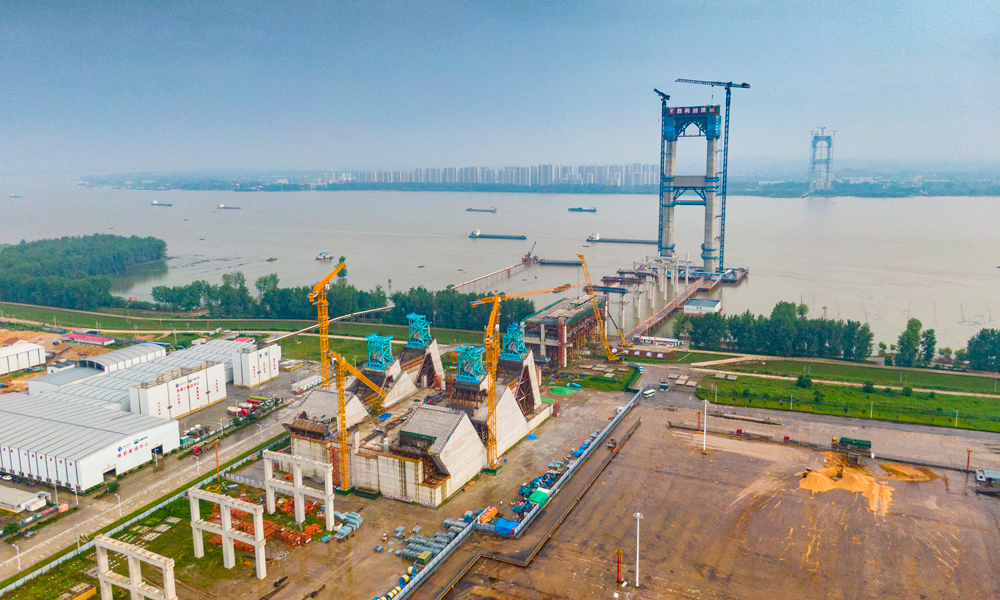 燕磯長江大橋位于鄂黃長江大橋下游6.5公里處，是鄂黃第二過江通道的重要組成部分，上層設計為高速公路，下層為城市快速路。