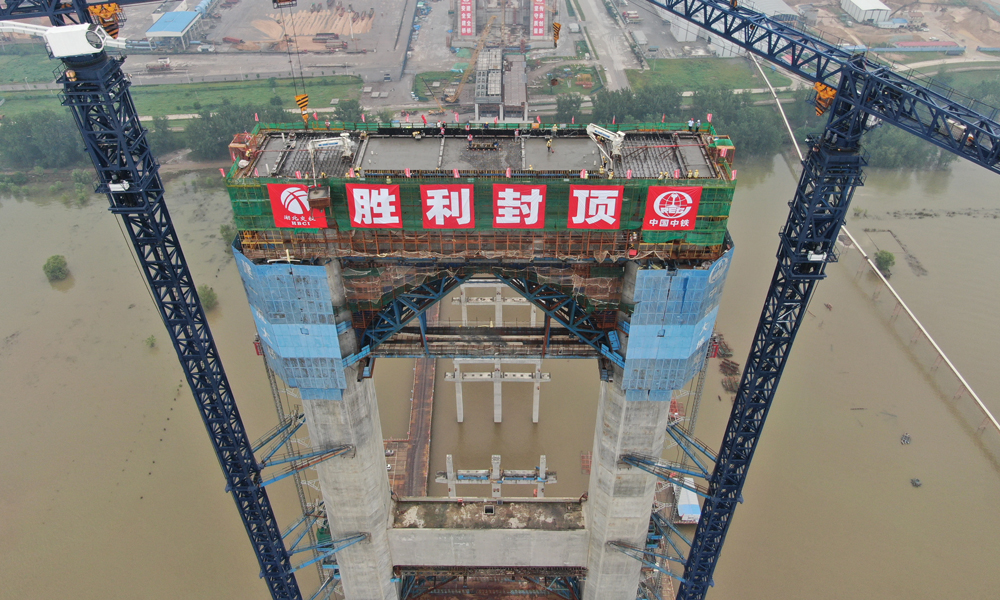 由于鄰近鄂州花湖機場，燕磯長江大橋采用雙塔單跨設計并一跨過江，主跨長1860米。主塔僅設計為195米，比一般同跨度懸索橋橋塔低60余米。巨大的跨度配上相對低矮的主塔，這就要求塔柱必須足夠“粗壯”，才能承受住巨大的壓力。大橋北岸主塔為超厚壁結構，采用外腔八邊形，內腔圓形的設計。主塔標準段截面壁厚3.2米至4.25米，是國內所有混凝土橋塔中最大的壁厚。