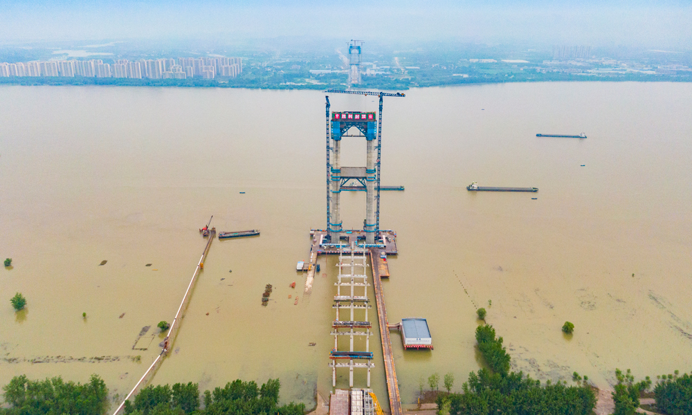 據(jù)悉，作為鄂州國際物流核心樞紐的綜合配套工程，燕磯長江大橋是鄂東空鐵、空陸聯(lián)運立體交通運輸體系的重要過江通道，也是充分發(fā)揮黃岡、鄂州、黃石三市綜合交通運輸體系比較優(yōu)勢，推動三市跨江聯(lián)動開發(fā)，促進黃鄂黃一體化發(fā)展的關鍵工程。大橋建成后，黃岡到鄂州花湖機場車程僅需15分鐘，對于打造臨空經濟區(qū)、拉開航空都市區(qū)發(fā)展框架，完善湖北省高速公路網和過江通道布局，強化武鄂黃黃一體化發(fā)展具有重要意義。