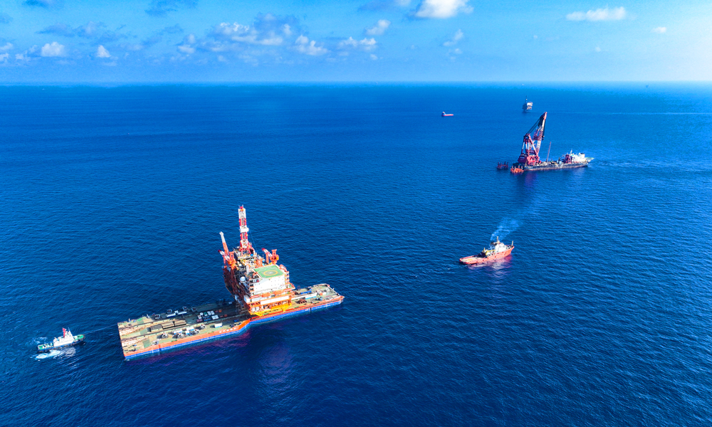 7月17日，中國海油發布消息，由我國自主設計建造的總重約3萬噸的西江30-2B平臺，在珠江口盆地水深近百米的西江油田安裝就位，標志著我國海洋油氣裝備自主建造安裝能力取得重要突破。西江30-2B平臺是一座集鉆井、生產、生活于一體的8腿12裙樁固定式油氣鉆采平臺，總高度約198米，相當于70層民住宅的高度，總重量約3萬噸，所用鋼材重量超過2座廣州塔的鋼結構總重，投影面積相當于10個標準籃球場大小。