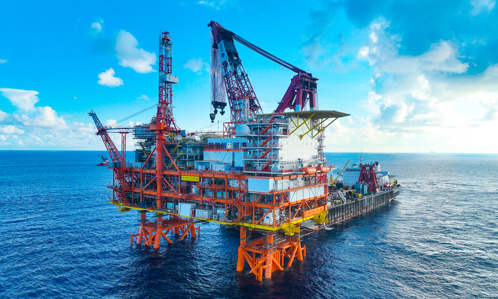 西江30-2B平臺應用多項數字化工藝，搭載智能生產運維系統“臺風生產模式”“區域電力組網”等模塊，可實現原油生產、設備維保、安全管理等多個場景的智能化，通過充分的資源整合組塊較傳統項目增設智能一體機與中央控制系統，組成“雙大腦”結構，可對智能儀表和機械設備進行健康管理，減少人為干預，使遠程操作更加智能可靠。 圖為西江30-2B平臺安裝現場。