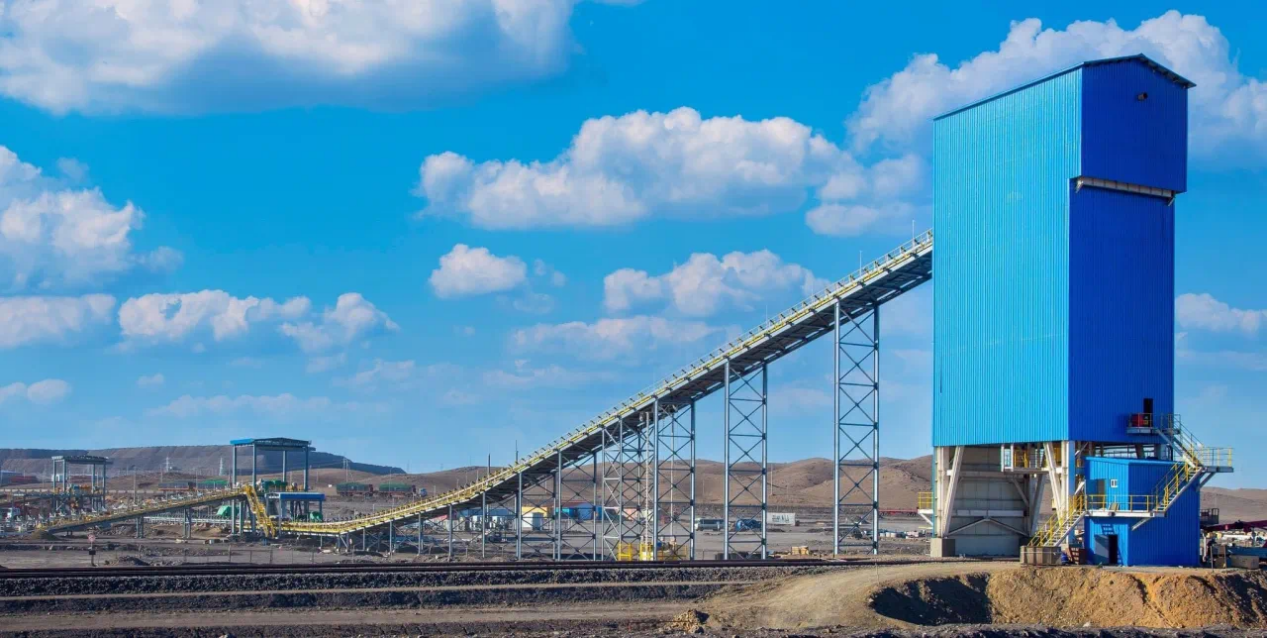 該項目是中國煤炭科工集團在海外實施的第一個智能無人化火車快速定量裝車站項目，建立了高穩定、高可靠、兼容性強的智能化控制系統，實現從高精度定重稱量配料到向車廂卸料全系列工藝流程的智能化控制過程，提升了裝車效率和準確度。