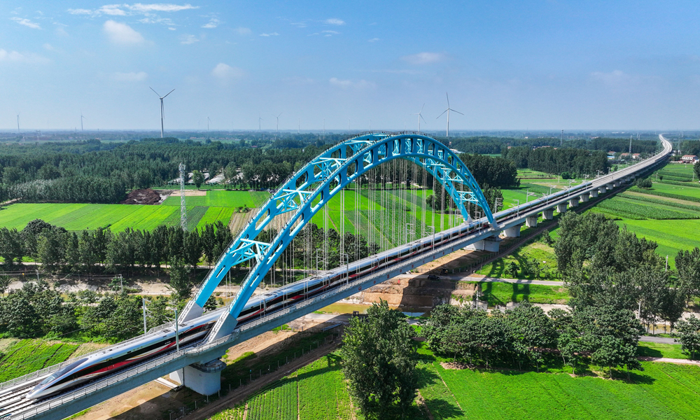 日蘭高鐵莊蘭段共需架設(shè)箱梁1293孔。負責架梁施工的中鐵七局項目團隊對900噸架橋機進行智能化研究和改造，通過革新灌漿料施工機具實現(xiàn)自動化攪拌等方式，將架橋機過孔、架梁時間由原來的4個小時1孔縮短到3個小時。中鐵武漢電氣化局負責莊蘭段全線“四電”工程及房屋、信息客服、防災(zāi)等專業(yè)工程。