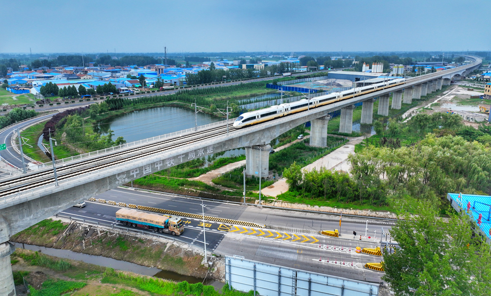 據(jù)悉，日蘭高鐵是繼濟鄭高鐵后第二條兩省直連直通的高鐵通道，全線貫通運營后，日照西至蘭考南站車程最快2小時26分，進一步壓縮了山東半島城市群與中原城市群間的時空距離。