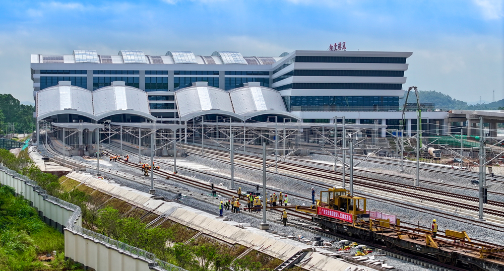 7月20日，在玉林北站鋪軌施工現場，隨著最后一組500米長鋼軌精準落位，由中國鐵建所屬鐵一院設計、中鐵二十五局施工的南深高鐵南玉段全線鋪軌順利完成，標志著項目實現“軌通”，為今年內開通運營奠定堅實基礎。圖為玉林北站鋪軌現場。