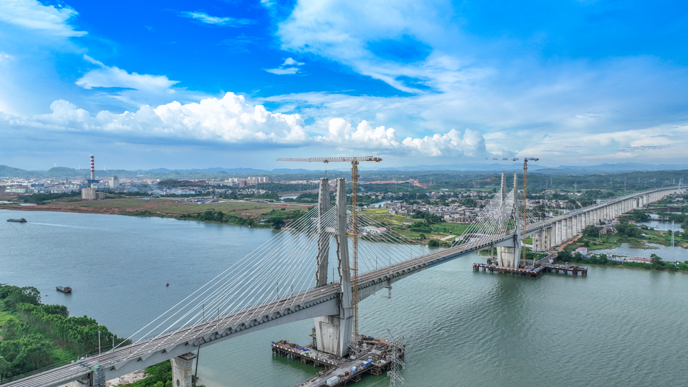 南深高鐵南玉段是廣西首條自主投資建設的時速為350公里的高速鐵路，屬于南寧至深圳鐵路的重要組成部分。項目全長193.31公里，西起南寧東站，東止玉林北站，中鐵二十五局負責施工的軌道工程涉及全部正線、站線鋪軌393.48公里。圖為已完成鋪軌施工的六景郁江特大橋。