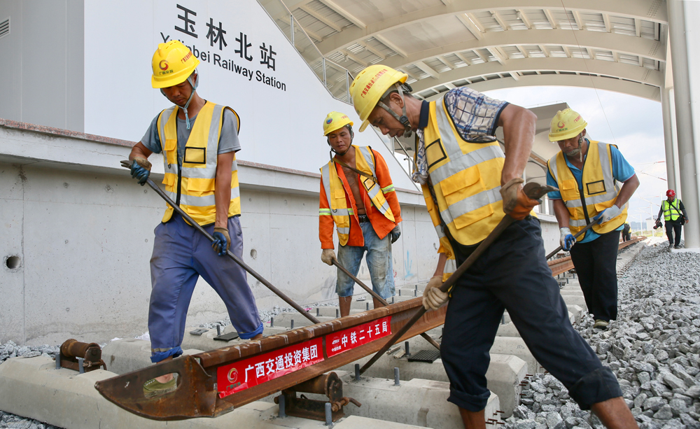 為確保按期完成節點，項目團隊強化資源投入、優化作業工序，縮短管理鏈條，保持日均鋪軌6公里的速度，高峰期一天鋪軌達到12公里。全線軌道鋪通后，南深高鐵南玉段項目將加速推進無縫焊軌和軌道精調，并開展全線靜態驗收工作，為聯調聯試做好準備。圖為建設者正在開展鋪軌作業。