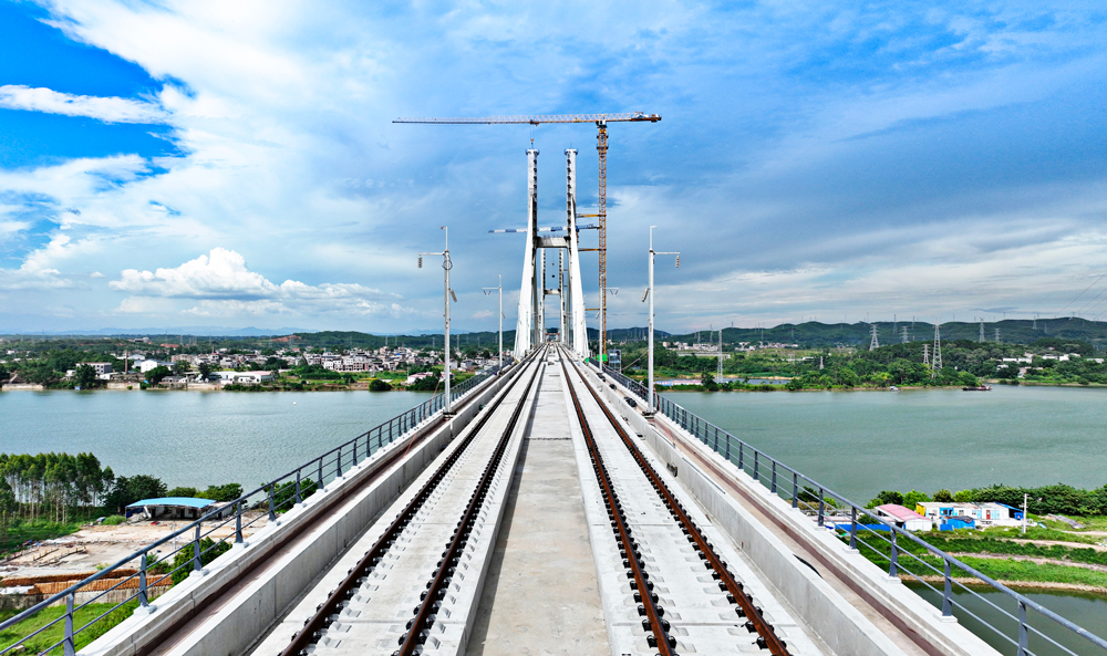 南深高鐵南玉段建成通車后，南寧至玉林的行車時間將由近2小時縮短至50分鐘左右，助力廣西實現“市市通高鐵”目標，對廣西打造粵港澳大灣區重要戰略腹地，進一步推動廣西北部灣經濟區和粵港澳大灣區“兩灣聯動”、實現珠江—西江經濟帶區域協同發展具有重要意義。圖為已完成鋪軌施工的六景郁江特大橋橋面。