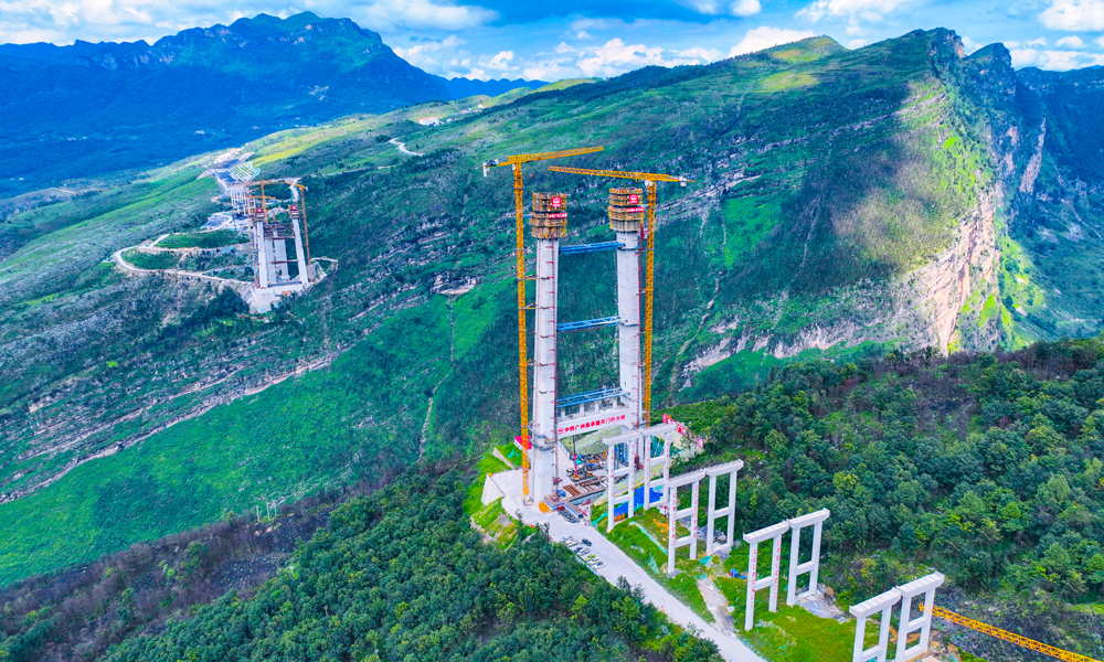 近日，中國中鐵旗下中鐵廣州局承建的貴州安順至盤州高速公路控制性工程天門特大橋盤州岸主塔封頂，大橋建設(shè)取得階段性成果。