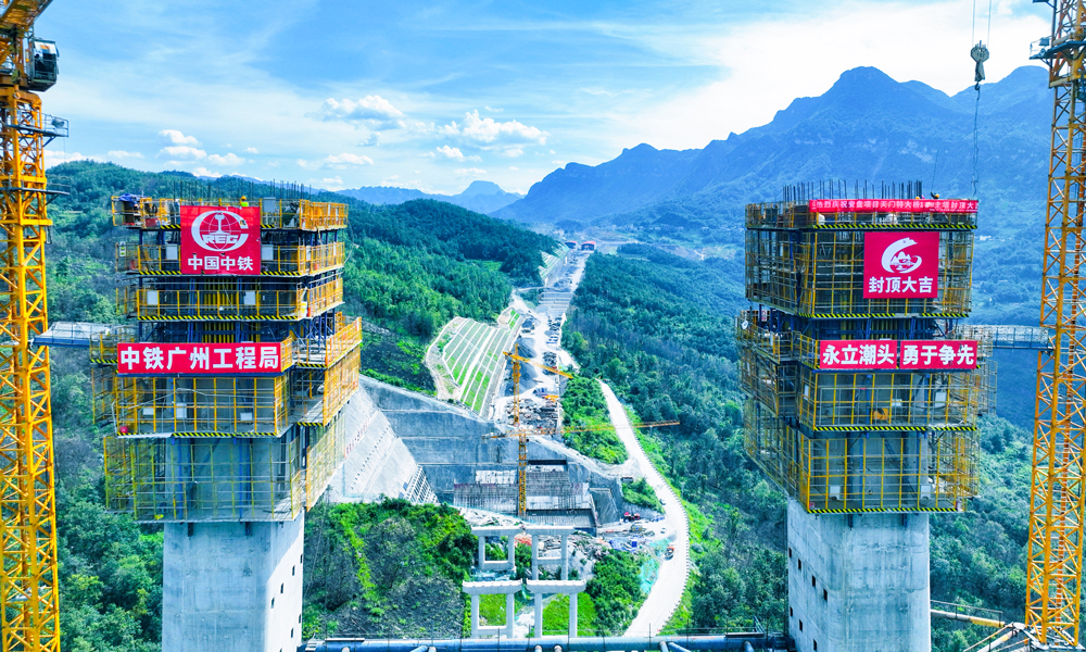 大橋建設(shè)過程中，為確保大橋主塔順利封頂，項目部采用全封閉自動液壓爬模施工，并運用智能信息可視系統(tǒng)等，實時監(jiān)控主塔施工安全；利用機器人自動照準(zhǔn)設(shè)備以及GPS靜態(tài)測量技術(shù)提高測量精度，解決了主塔線性控制精度要求高的難題；通過優(yōu)化混凝土配合比等方式，確保了高標(biāo)號混凝土順利泵送及大體積混凝土溫度受控。