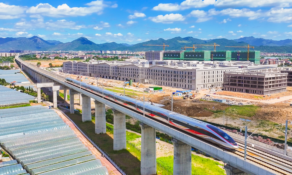 杭溫高鐵新建正線長度約260公里，設(shè)計時速350公里，全線設(shè)9個車站，工程分兩期建設(shè)，一期為義烏至溫州段，于2020年6月全線開工建設(shè)；二期為杭州至義烏段，于2021年9月全線開工建設(shè)。圖為列車通過杭溫高鐵浦江特大橋。