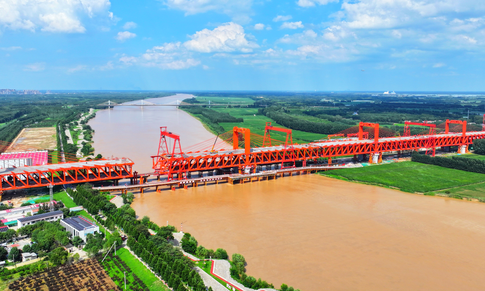 近日，隨著一塊長3.5米、寬14.4米的公路鋼橋面板穩(wěn)穩(wěn)安裝在P37號-P38號墩位鋼梁合龍口上，中國中鐵旗下中鐵大橋局施工、中鐵工業(yè)參建的濟濱高鐵濟陽黃河公鐵兩用特大橋第一個主跨鋼梁合龍，標志著主橋關鍵工序施工取得重大突破。