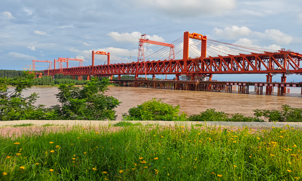 主橋鋼梁共分三次合龍。為提高鋼梁合龍精度，項目團隊與有關科研院所充分研究，提前制定合龍專項方案。從6月初開始，現(xiàn)場配置高精度激光測距儀，密集采集合龍數(shù)據(jù)，高頻觀測鋼梁合龍口兩側線形，并在臨時墩頂增設千斤頂，調(diào)節(jié)鋼梁線形。7月25日以來，項目部全天候密切關注天氣溫度變化，做好各項準備工作，等待最佳合龍溫度。