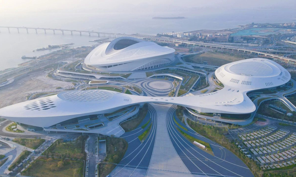 鳳凰體育館總建筑面積約15.5萬平方米，可容納觀眾約1.8萬人，是福建省首個實現“冰籃轉換”的體育館，用于全民健身、舉辦大型綜合性體育賽事，目前已連續兩年舉辦CBA全明星周末賽，助力廈門打造國際體育名城。白海豚游泳館，總建筑面積約7.54萬平方米，設觀眾坐席5253座，按照國際標準打造，可舉辦跳水、游泳、水球等國際水上體育賽事，并作為市民水上娛樂中心使用。