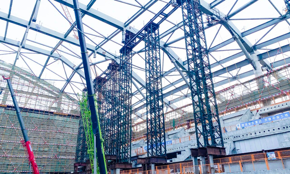 鳳凰體育館建筑整體呈雙曲流線型，項目團隊采用“大型場館雙曲異型點式玻璃幕墻安裝施工技術”，在保證建筑外立面效果的同時，提高抗風防水性能。作為福建省首個實現“冰籃”模式轉換的體育館，項目團隊在澆筑場芯抗凍混凝土的同時，埋設制冰系統管道，通過制冰系統及恒溫恒濕系統的共同作用，打造廈門市首個標準冰球及短道速滑場地。