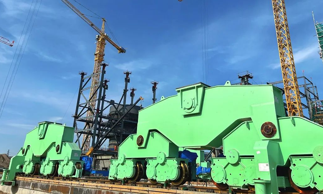 近期，隨著關鍵設備SCP（Stamping-Charging-Pushing，即搗固-裝煤-推焦）機安裝，國家能源集團煤焦化公司西來峰360萬噸/年搗固焦項目建設進入新的階段。郎宇飛 攝