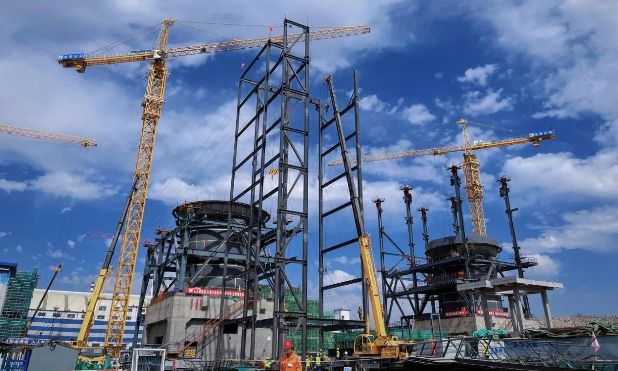 作為國家能源集團推動傳統煤化工產業向“高端化、智能化、綠色化”轉型的重點項目，西來峰360萬噸/年搗固焦項目采用國際先進的煉焦技術和智能制造技術，項目建成后將實現工廠遠程控制、現場無人操作，達到“見不到煤、摸不到灰、聞不到味”的目標。郎宇飛 攝